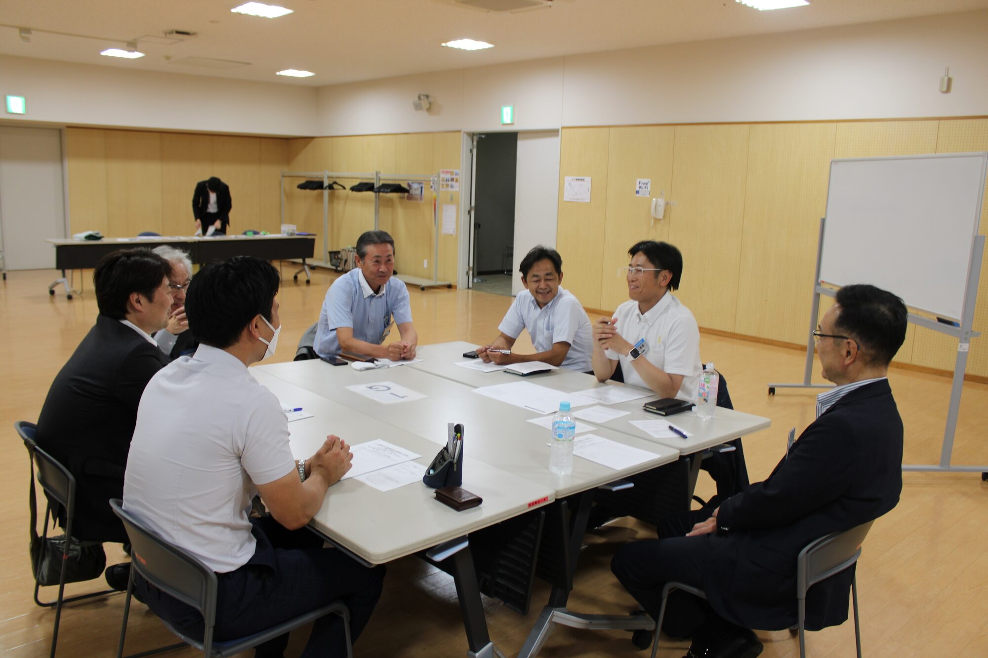 グループ討論で語り合う会員の様子